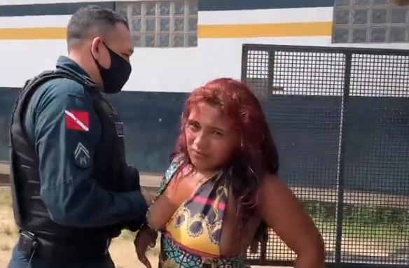 Mulher vira ‘cavalo do cão’ na casa da sogra após ser ‘furtada’ pelo namorado