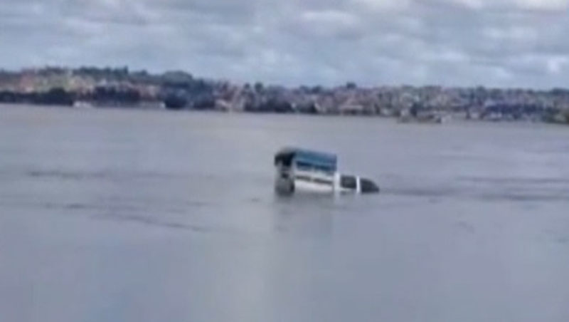 Vídeo: carro cai de balsa em rio no Pará
