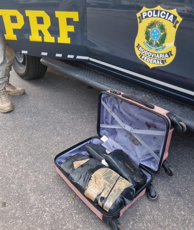 Polícia Federal prende mulher com 5,3 kg de maconha em mala