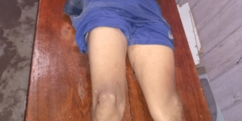 Mãe desesperada carrega filho morto para casa