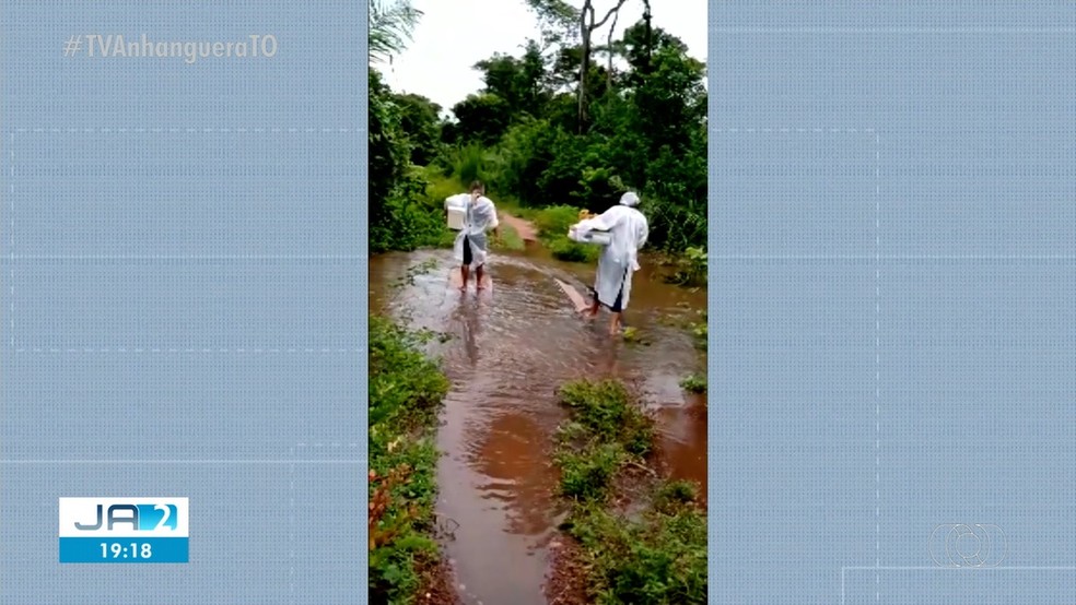 Profissionais de saúde atravessam córregos e enfrentam longas viagens para aplicar vacinas contra Covid em idosos na zona rural