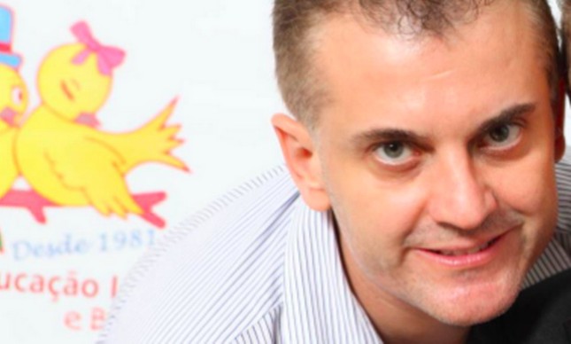 Negociador de 400 milhões de vacinas recebia auxílio emergencial