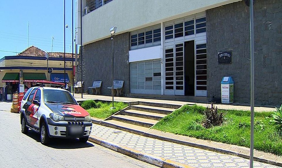 Funcionário de escola é preso por assediar adolescente e armazenar pornografia infantil