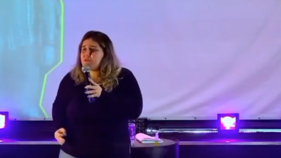 Vídeo: mulher gera polêmica em culto ao dizer que fiéis não devem postar ‘coisa de gente preta, de gay’