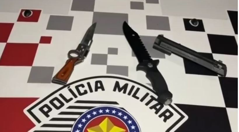 Jovem invade escola e esfaqueia professoras e faz refém