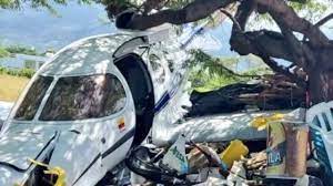 Criança de 2 anos morre após ser atingida por avião na Colômbia