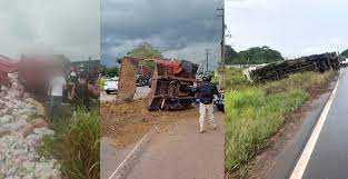 BR-316 registra 3 acidentes de caminhões que deixaram carga espalhada na pista no Pará; 2 pessoas morreram