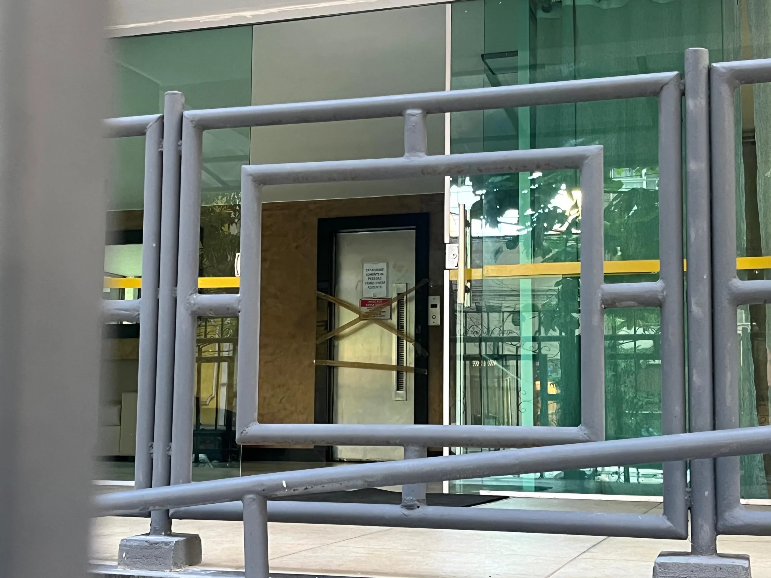 Elevador despenca com quatro pessoas em prédio residencial em Belém