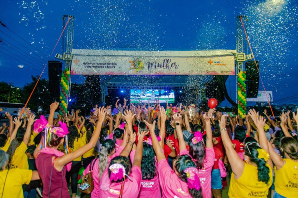 Festa multicolorida na abertura do Encontro da Mulher de Parauapebas