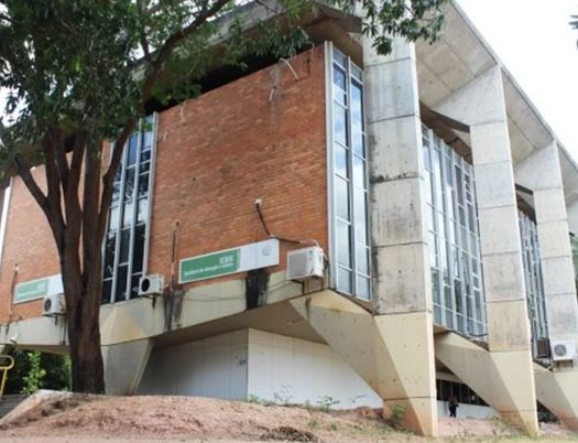 Teto de escola desaba e deixando feridos