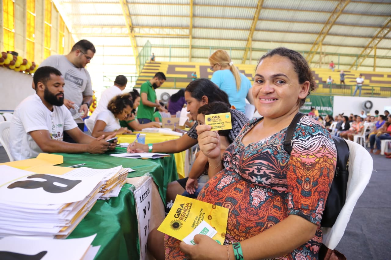 Prefeitura faz segunda chamada de 120 famílias que ainda não pegaram o cartão Gira Renda