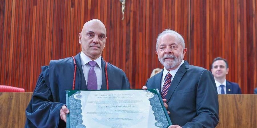Durante diplomação, Lula celebra a democracia