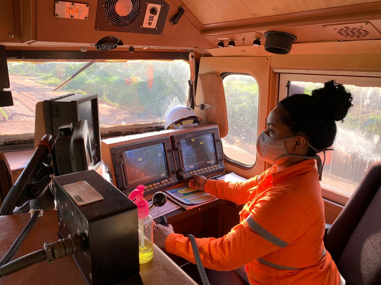 Primeira mulher no Pará opera o trem de cargas em viagem na ferrovia Carajás