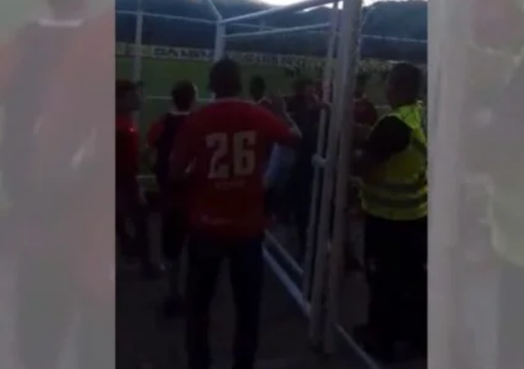 Treinador e jogadores de um time carioca acabam brigando com os outros jogadores após a eliminação