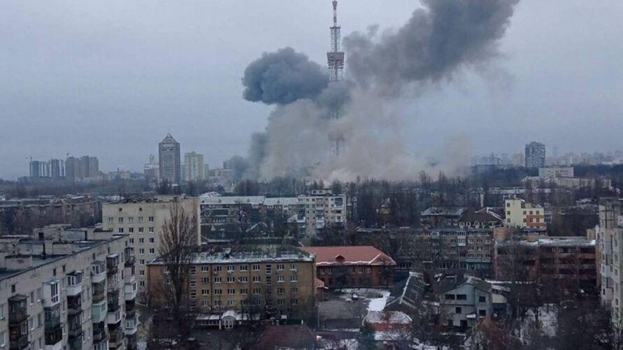 ‘Corpos nas ruas e casas queimando’, diz jornalista em Kiev