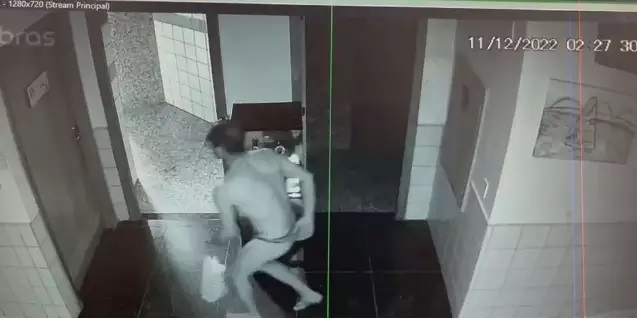 Homem rouba escola usando somente calcinha