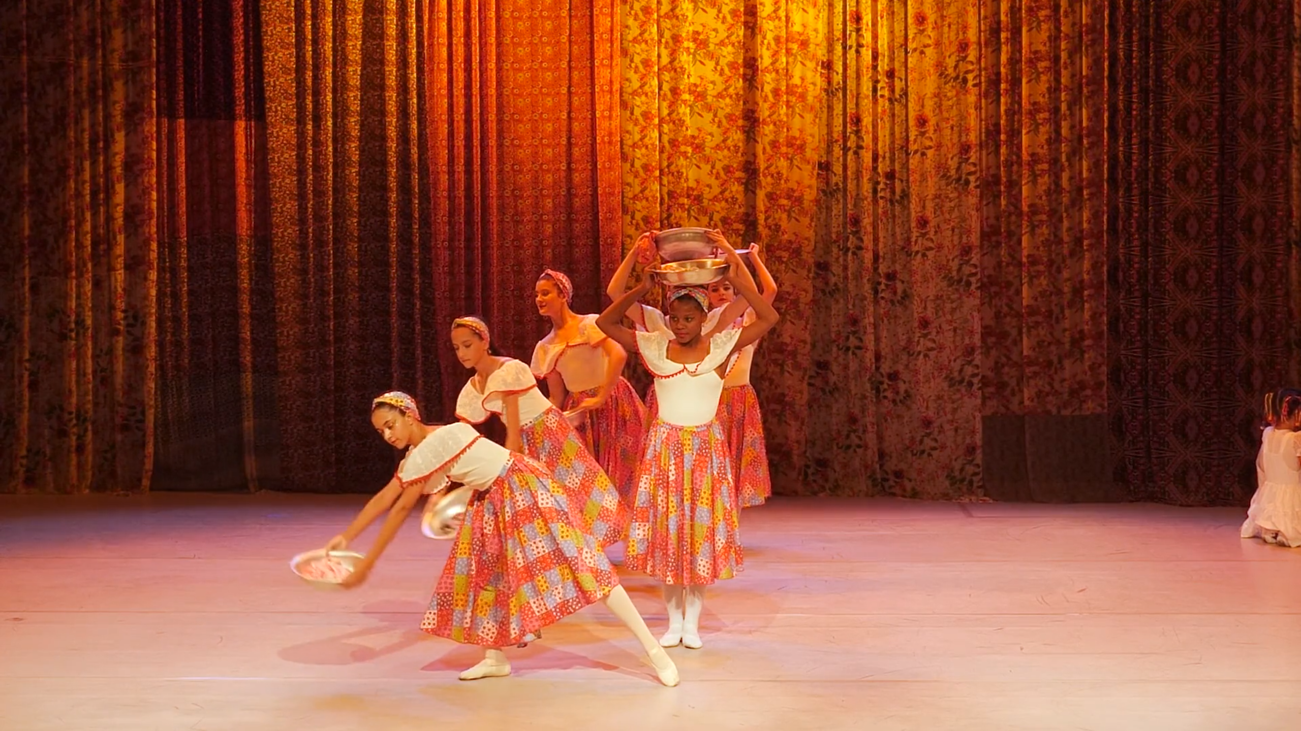 Movimenta Pebas exibe espetáculos de dança da Escola do Grupo Corpo