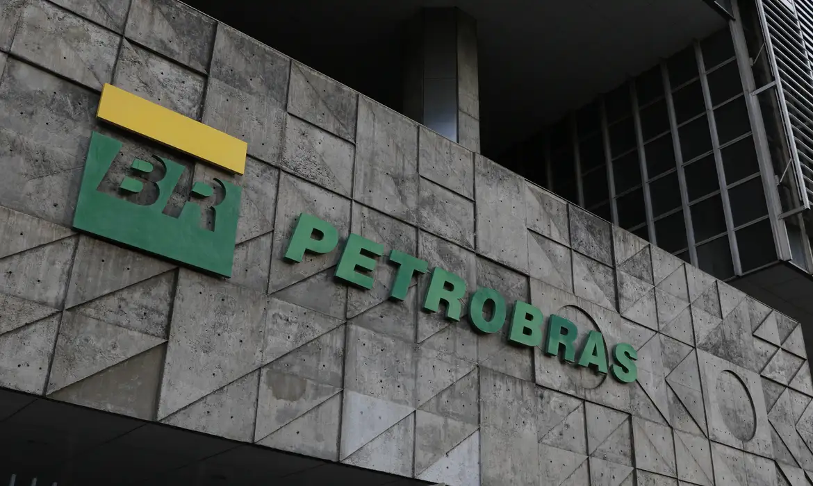 Petrobras anuncia contratação de 1.780 novos empregados para 2025