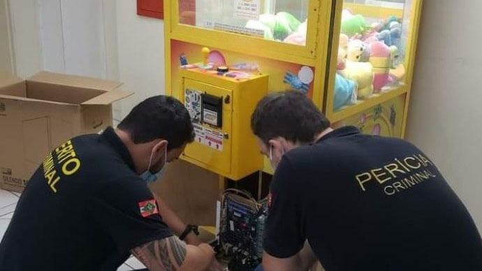 A maquina é programada pra você perder