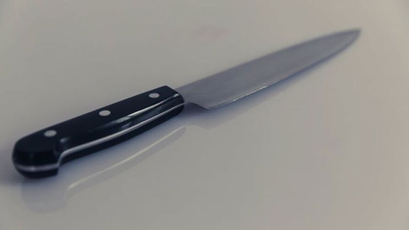 Mulher corta cabelo da filha na faca por ciúmes do marido