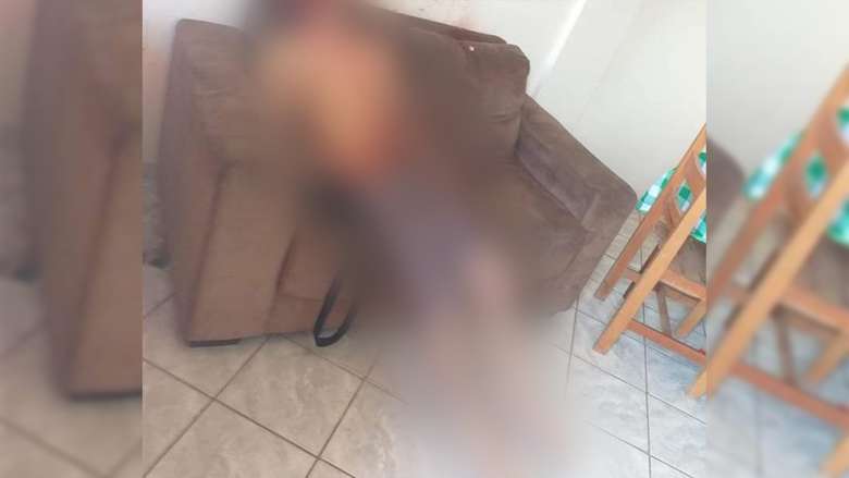 Mulher mata namorado a tiros dentro de casa