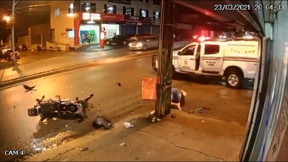 Após perseguição policial, motociclista colide com poste