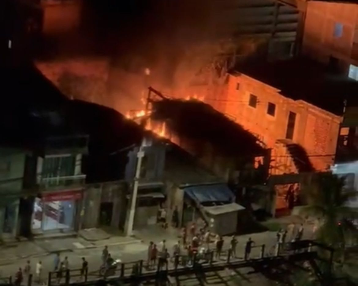 Incêndio de grandes proporções destrói residência no bairro da Pedreira, em Belém