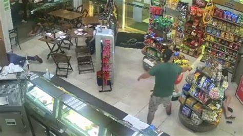 Vídeo: Policial sai atirando em clientes de posto de combustíveis e uma pessoa morre