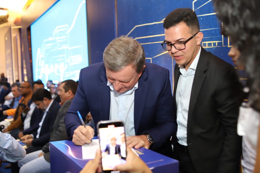 População é beneficiada com assinatura de convênios entre Prefeitura e Câmara de Parauapebas