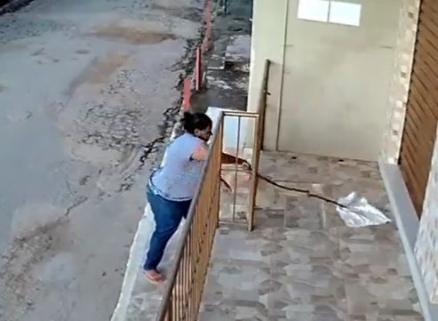 Vídeo: Câmeras flagram mulher furtando pano de chão