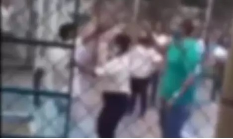 Estudante ameaça vice-diretor de escola com facão após se recusar a parar de jogar futebol