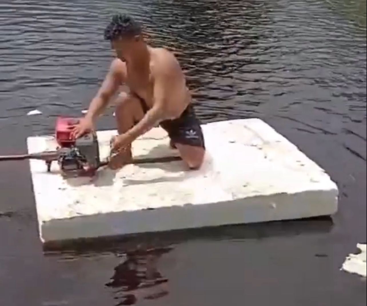 Mulher paraense denuncia colchão de quase R$ 6 mil recheado com isopor: “Dá até pra fazer uma rabeta”