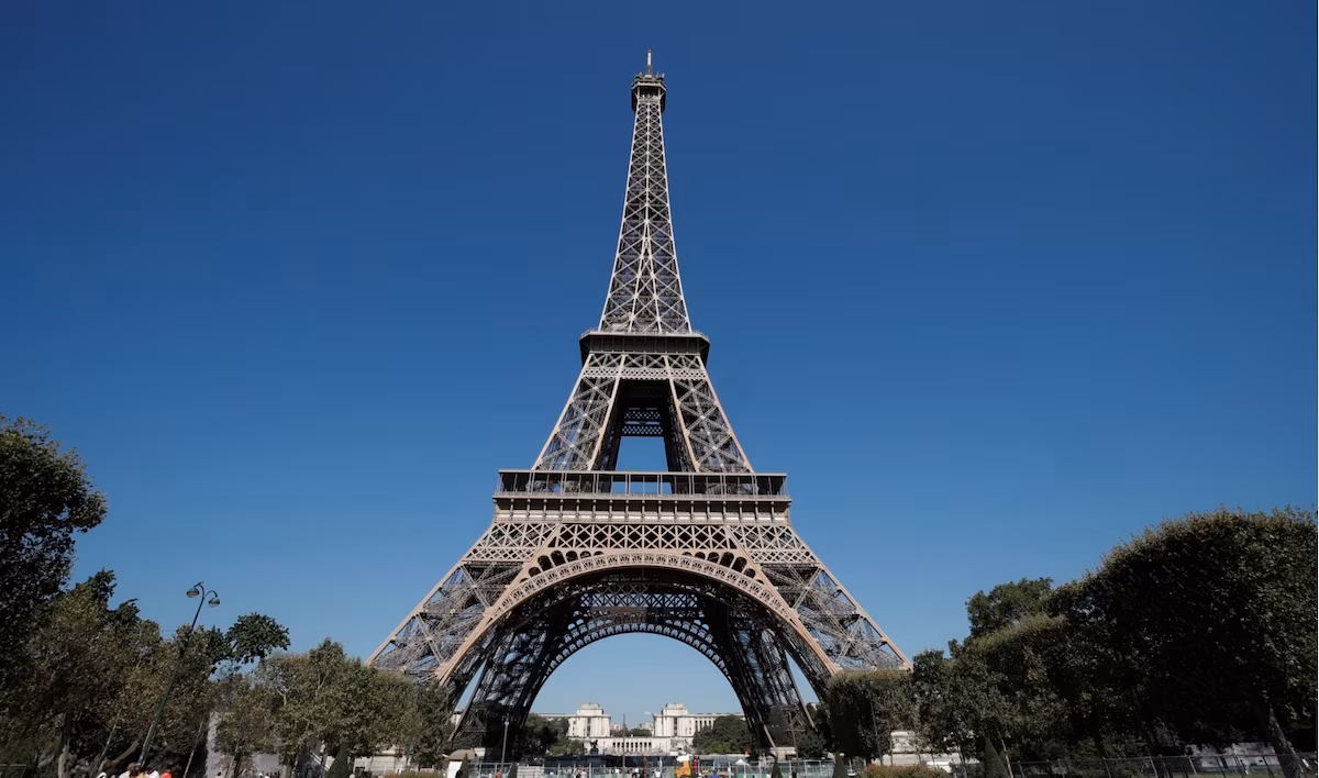Torre Eiffel é fechada por causa de onda de calor extrema na Europa