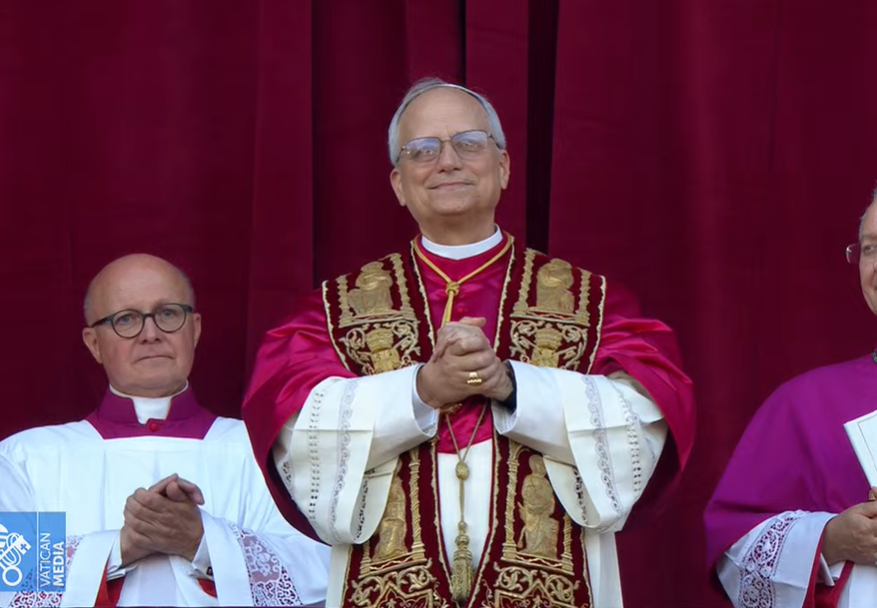 Mundo conhece novo papa: Robert Prevost é eleito como Leão XIV
