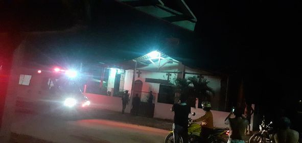 Vídeo  “jovem supostamente possuída sobe em telhado de igreja” em Tailândia