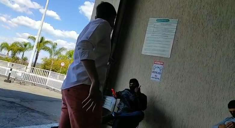 Sócio de restaurante discute com entregador: ‘pago R$ 140 mil de aluguel pra motoboy sentar aqui?’; assista