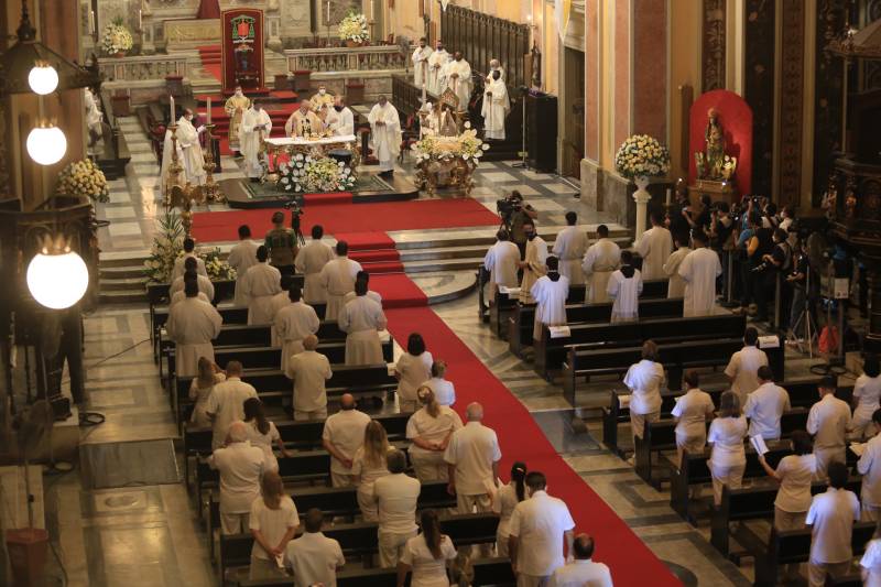 Mesmo de portas fechadas, missa do Círio não afasta fiéis da Catedral de Belém neste domingo