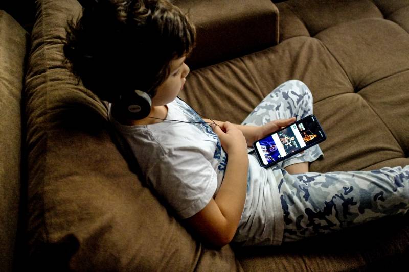 Governo do Estado orienta sobre perigos do uso excessivo de telas por crianças