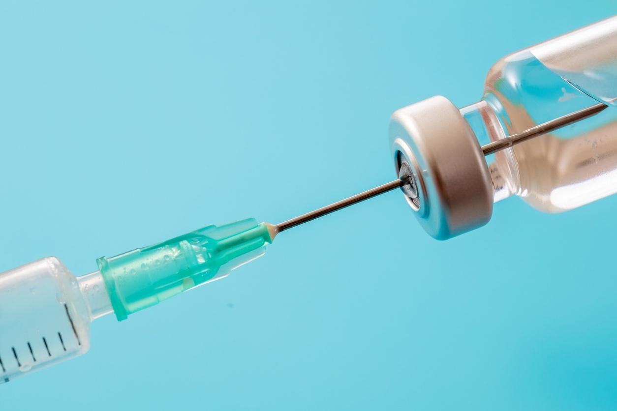 MP investiga aplicação de vacina em mulher que não pertence aos grupos prioritários