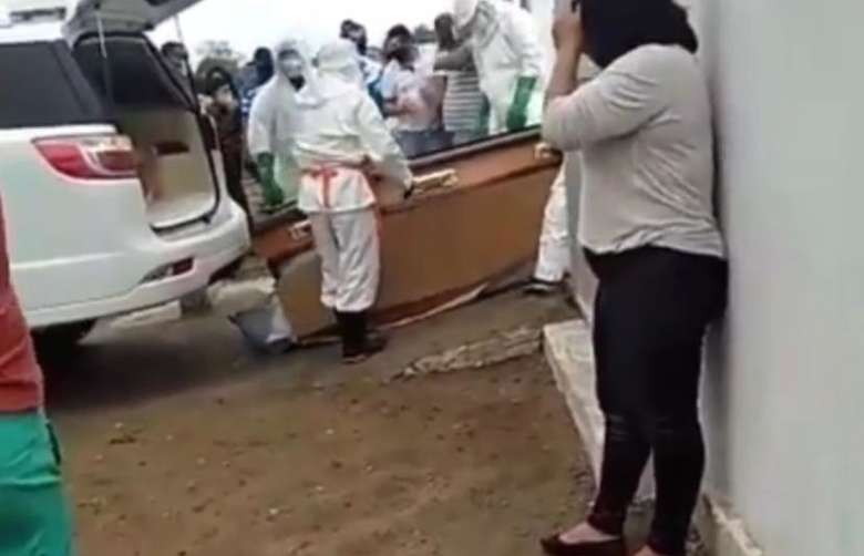 Corpo de vítima da covid-19 cai de caixão em frente ao cemitério