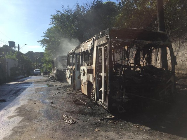 Viaturas da polícia e ônibus são incendiados em onda de ataques em Manaus