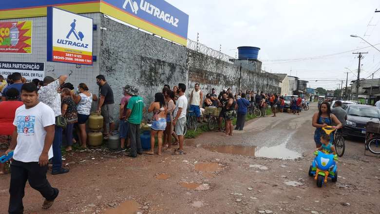 Fila gigante se forma para comprar botijão de gás a R$ 60