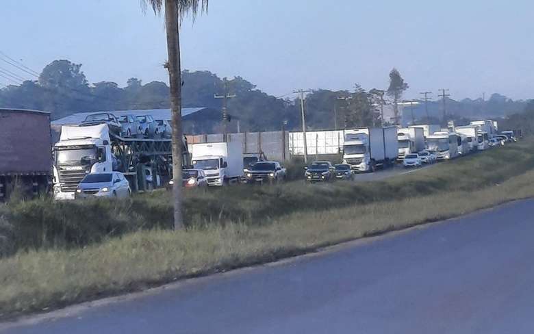 Caminhoneiros fecham estradas federias