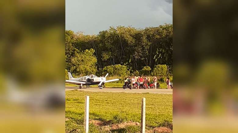 Vídeo: Ciclista é atropelado por avião durante caminhada na pista de pouso em Tomé-Açu