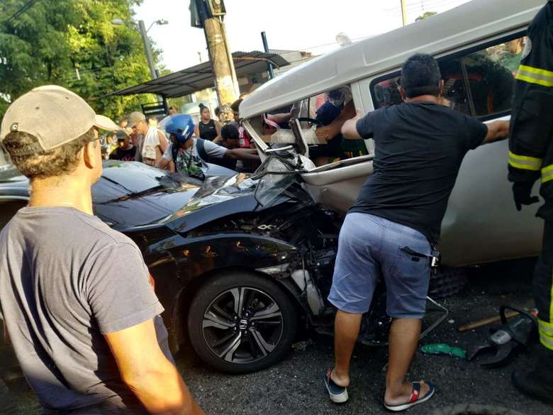Vídeo: acidente entre kombi e carro de luxo deixa motorista gravemente ferido na Estrada da Ceasa, em Belém