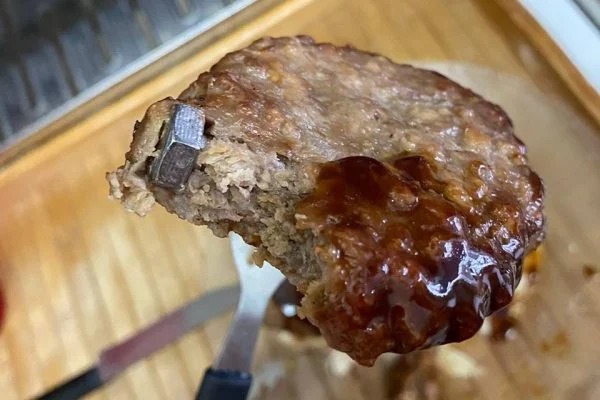 Cliente se surpreende com parafuso em carne de hambúrguer
