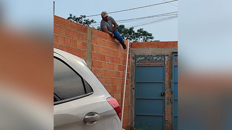 “Vou cortar em pedacinhos”, ameaça homem após pular muro da ex