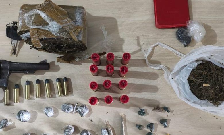 Dois homens são presos com arma de fogo e drogas
