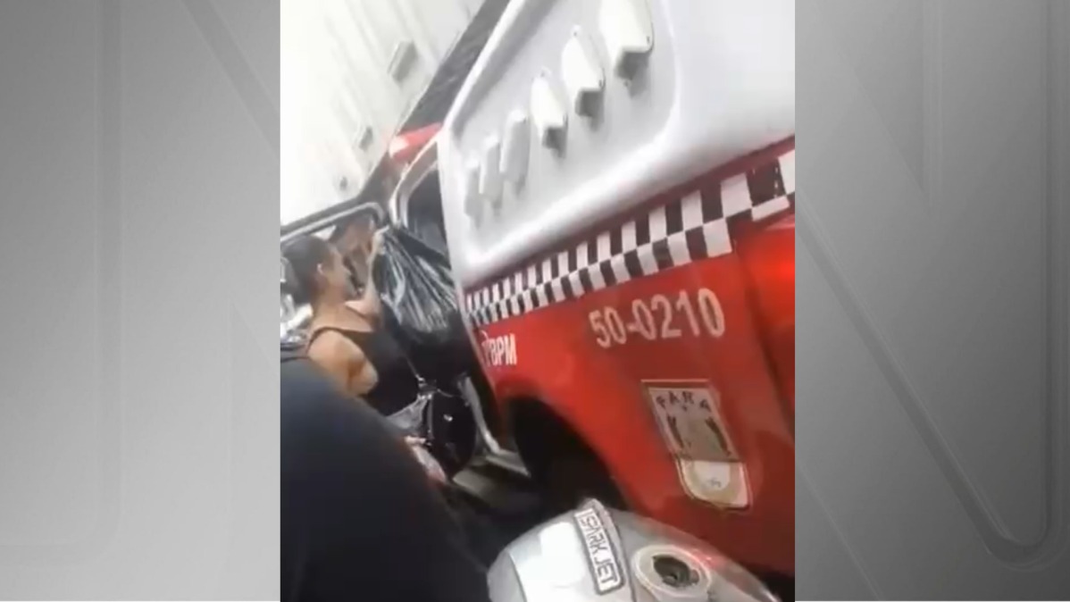 Viatura da PM é flagrada dando carona a mulher no comércio