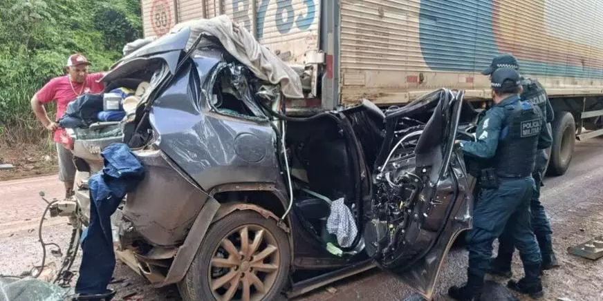 Mulher morre após carro ser prensado entre duas carretas em grave acidente na rodovia
